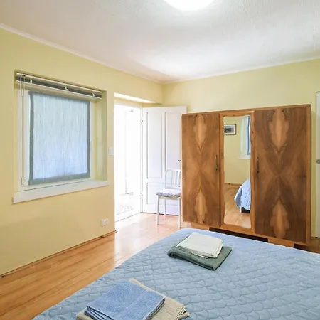 2 Bedroom Gorgeous In Lamon